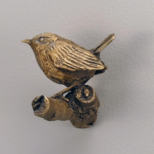 Bronzen muurhaak winterkoninkje: handgemaakt metalen kunstdecor