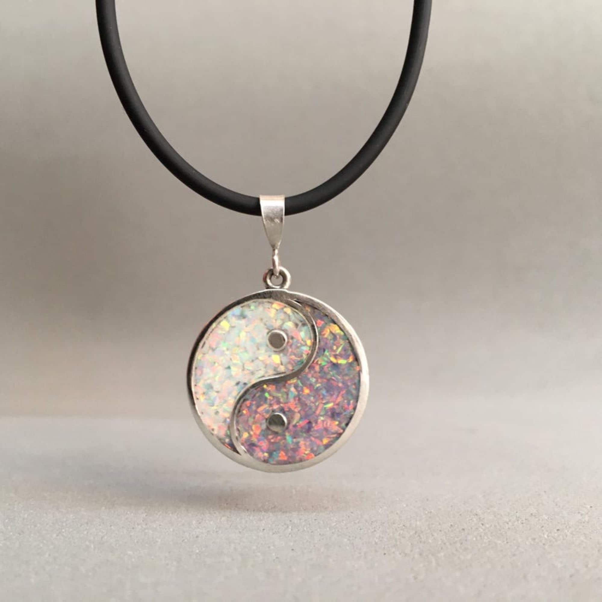 Yin Yang collar encanto hombres, collar para las mujeres, collar de ópalo para los hombres, joyería Yin Yang, joyería de ópalo para los hombres, collar de cordón con encanto