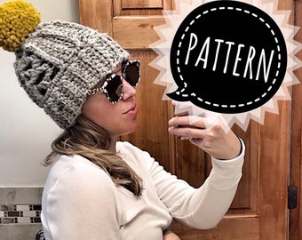 Puede incluir: Un gorro de punto gris y blanco con un pompón amarillo. El gorro lo lleva puesto una persona que lleva gafas de sol y una camisa blanca. La palabra "PATTERN" está escrita en un bocadillo de diálogo sobre la cabeza de la persona.