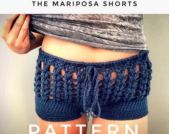 Könnte beinhalten: Nahaufnahme eines blauen Häkelshorts mit Kordelzug. Die Shorts sind mit einem strukturierten Stich gearbeitet und haben eine lockere, fließende Passform.