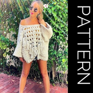 Puede incluir: Un top de crochet de hombros descubiertos con ribete de flecos. El top es de color beige claro y tiene un corte holgado y fluido.