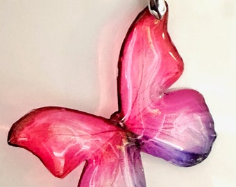Pingente de borboleta rosa. Eles se parecem com borboletas reais. Colar de borboleta translúcida de resina de borboleta rosa. Único. Filha, amiga, presente
