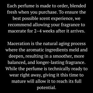 Może przedstawiać: Tekst na czarnym tle wyjaśniający proces maceracji perfum. Stwierdza, że każdy perfum jest wykonywany na zam&oacute;wienie i zaleca pozostawienie zapachu do maceracji na 2-4 tygodnie po przybyciu.