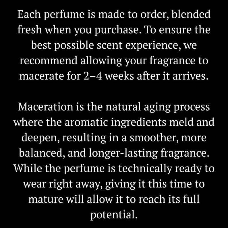 Może przedstawiać: Tekst na czarnym tle wyjaśniający proces maceracji perfum. Stwierdza, że każdy perfum jest wykonywany na zam&oacute;wienie i zaleca pozostawienie zapachu do maceracji na 2-4 tygodnie po przybyciu.