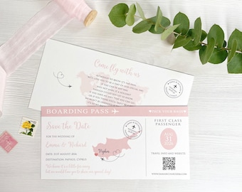 Può includere: Carta di salvataggio della data rosa e bianca con un design di aereo e cuore. La carta dice "Vieni a volare con noi" e "Salva la data" per il matrimonio di Emma e Richard il 31 agosto 2026 a Paphos, Cipro.