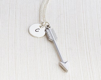 Collier en argent initial et flèche, bijoux initiaux, collier monogramme, collier flèche, cadeau pour elle