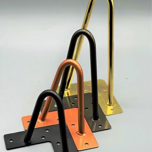 Puede incluir: Cuatro patas de horquilla en diferentes acabados: dorado, negro, cobre y negro. Las patas son de metal y tienen un dise&ntilde;o simple y moderno. Cada pata tiene una base cuadrada con varios agujeros.