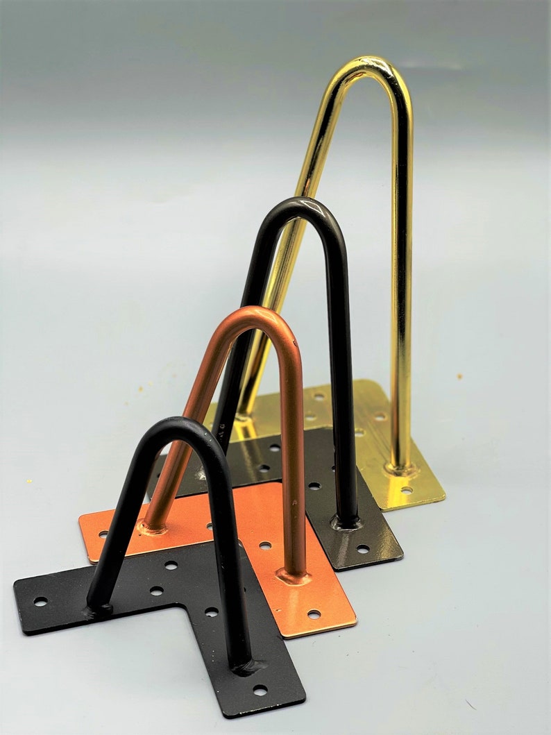 Puede incluir: Cuatro patas de horquilla en diferentes acabados: dorado, negro, cobre y negro. Las patas son de metal y tienen un dise&ntilde;o simple y moderno. Cada pata tiene una base cuadrada con varios agujeros.