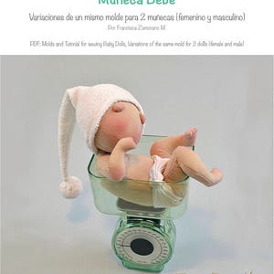 Puede incluir: Una muñeca bebé hecha a mano con un gorro blanco de ganchillo y un pañal, acostada en una báscula verde. La báscula tiene un dial negro con números blancos. La muñeca está siendo pesada. El texto "PDF: Moldes y Tutorial para Coser Muñeca Bebé" está en la parte superior de la imagen. El texto "Variaciones de un mismo molde para 2 muñecas (femenino y masculino)" está debajo del título. El texto "Por Francisca Zamorano M." está debajo del texto anterior. El texto "PDF: Molds and Tutorial for sewing Baby Dolls, Variations of the same mold for 2 dolls (female and male)" está debajo del texto anterior. El texto "Francisca Zamorano M" está en la parte inferior de la imagen. El texto "WWW.artdollsfzmchile.blogspot.com" está debajo del texto anterior.