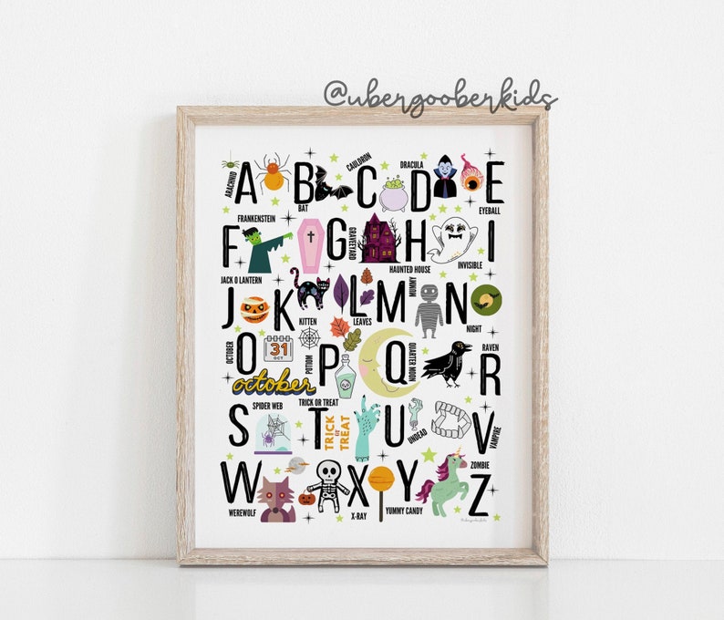 Peut inclure: Une affiche d'alphabet color&eacute;e avec des illustrations et des mots sur le th&egrave;me d'Halloween. Les lettres sont en noir et les mots sont en diff&eacute;rentes couleurs. Les illustrations comprennent une araign&eacute;e, une chauve-souris, un chaudron, un fant&ocirc;me, une maison hant&eacute;e, une citrouille, une sorci&egrave;re, un corbeau, un vampire, un zombie, et plus encore.