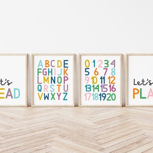Puede incluir: Cuatro impresiones enmarcadas con texto colorido. Las impresiones dicen "Let's Read", "ABCDE FGHIJK LMNOP QRSTU VWXYZ", "01234 5678 9 10 11 12 13141516 17181920", y "Let's Play".