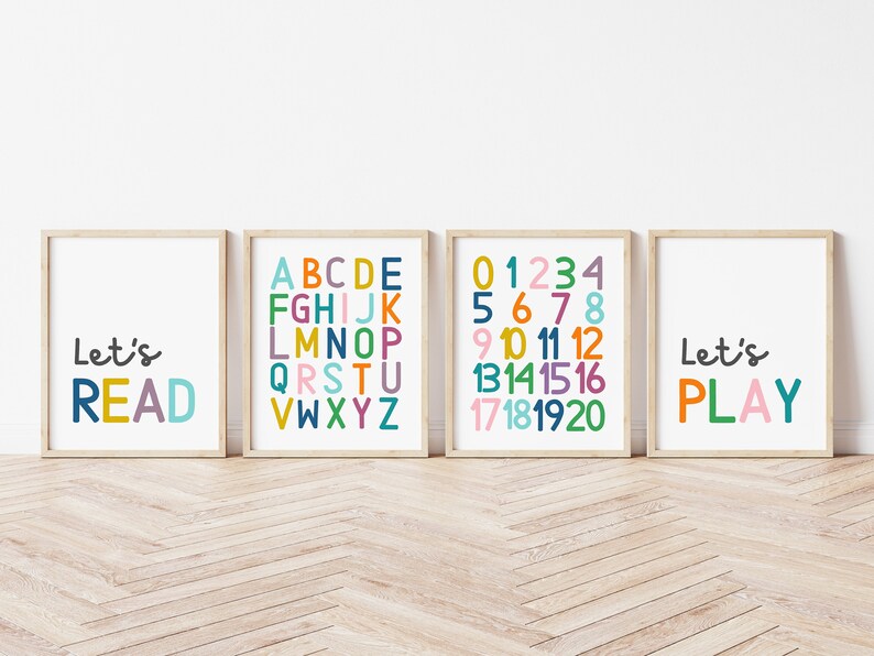 Puede incluir: Cuatro impresiones enmarcadas con texto colorido. Las impresiones dicen "Let's Read", "ABCDE FGHIJK LMNOP QRSTU VWXYZ", "01234 5678 9 10 11 12 13141516 17181920", y "Let's Play".