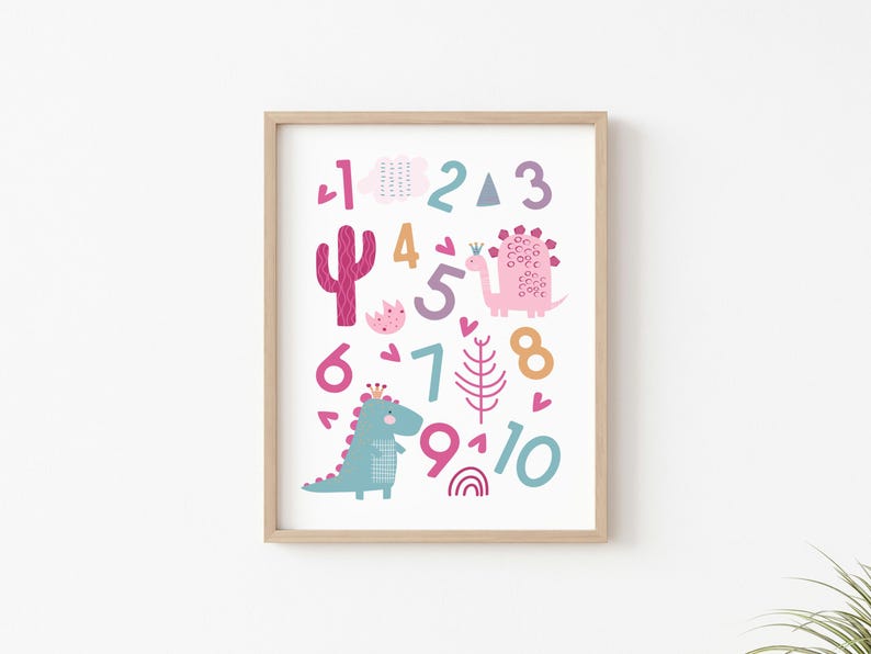 Puede incluir: Un p&oacute;ster imprimible colorido con dinosaurios rosas y azules, un cactus y los n&uacute;meros del 1 al 10. Los n&uacute;meros est&aacute;n en una variedad de colores y fuentes.