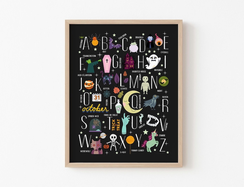 Peut inclure: Une affiche d'alphabet noir et blanc avec des illustrations sur le th&egrave;me d'Halloween. Chaque lettre de l'alphabet est associ&eacute;e &agrave; une image effrayante, comme un fant&ocirc;me, une chauve-souris, une araign&eacute;e et une citrouille. L'affiche comprend &eacute;galement les mots "Octobre" et "Trick or Treat".