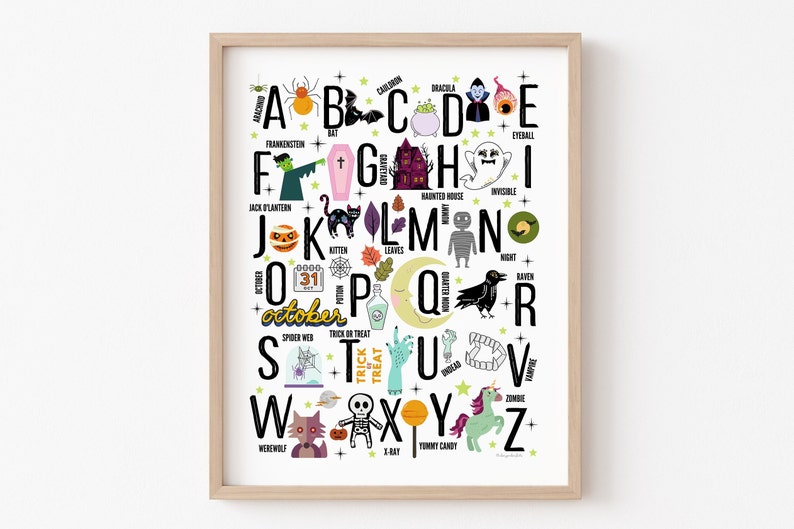 Peut inclure: Une affiche alphabet color&eacute;e avec des illustrations et des mots sur le th&egrave;me d'Halloween. Chaque lettre est associ&eacute;e &agrave; un mot li&eacute; &agrave; Halloween, comme "chauve-souris", "chaudron", "dracula", "globe oculaire", "frankenstein", "fant&ocirc;me", "maison hant&eacute;e", "invisible", "citrouille", "chaton", "feuilles", "momie", "nuit", "octobre", "citrouille", "corbeau", "toile d'araign&eacute;e", "des bonbons ou un sort", "vampire", "loup-garou", "rayons X", "bonbons d&eacute;licieux", et "zombie".
