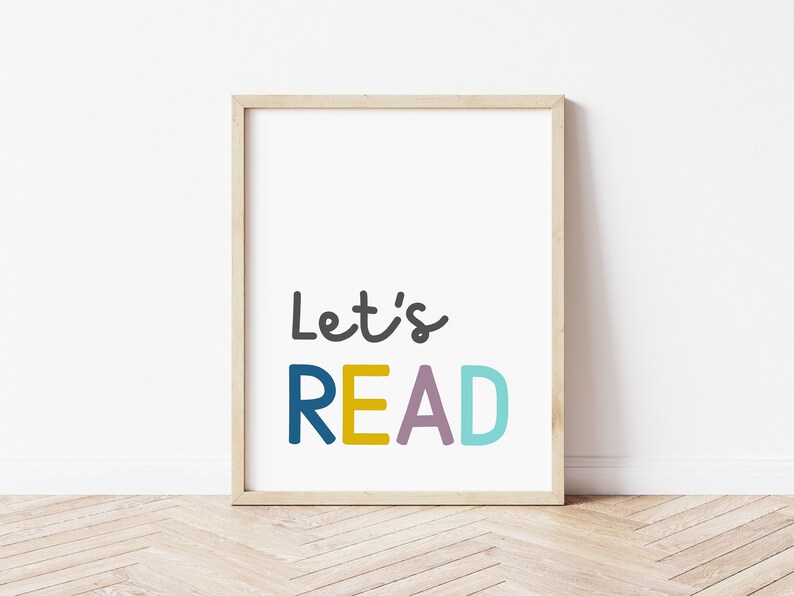 Puede incluir: Una impresi&oacute;n enmarcada con el texto "Let's READ" en letras de colores. Las letras son en tonos de azul, amarillo, morado y turquesa.