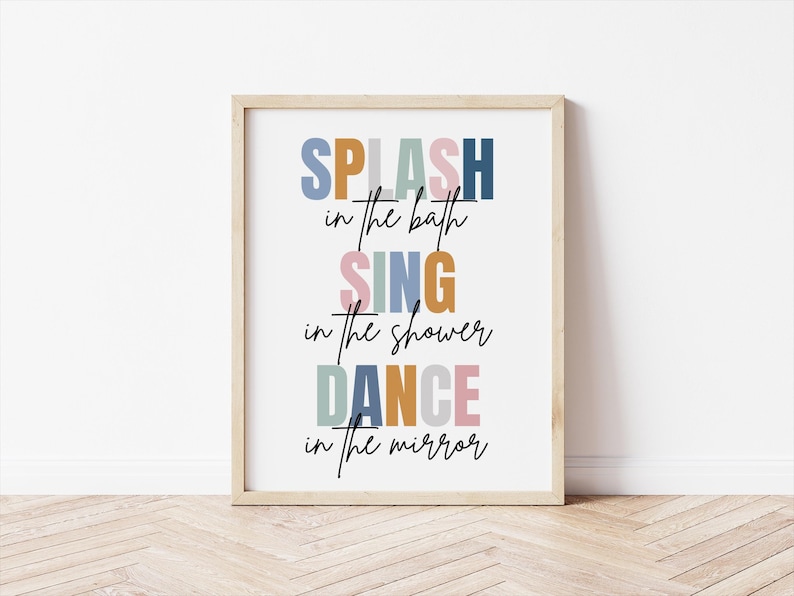 以下が含まれることがあります： 白い額縁に入ったプリント。"SPLASH in the bath SING in the shower DANCE in the mirror"というテキストがカラフルな文字で書かれています。