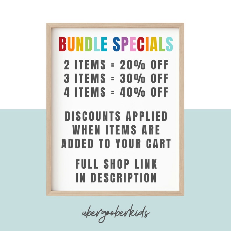 Puede incluir: Un cartel enmarcado con el texto "BUNDLE SPECIALS" en colores arco&iacute;ris. El cartel enumera descuentos para la compra de 2, 3 o 4 art&iacute;culos. El texto "DISCOUNTS APPLIED WHEN ITEMS ARE ADDED TO YOUR CART" y "FULL SHOP LINK IN DESCRIPTION" tambi&eacute;n est&aacute;n incluidos. El cartel est&aacute; firmado "ubergooberkids" en la parte inferior.