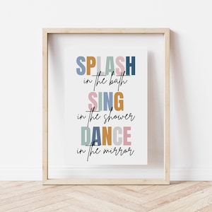 以下が含まれることがあります： 白い背景にカラフルな文字で「SPLASH in the bath SING in the shower DANCE in the mirror」と書かれた額装されたプリントです。