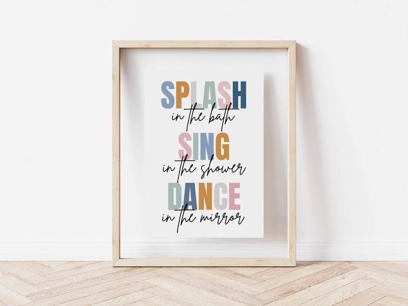 以下が含まれることがあります： 白い背景にカラフルな文字で「SPLASH in the bath SING in the shower DANCE in the mirror」と書かれた額装されたプリントです。