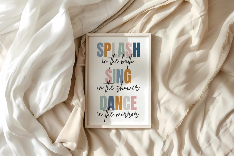 以下が含まれることがあります： 白い背景にカラフルな文字で「SPLASH in the bath SING in the shower DANCE in the mirror」と書かれた額装されたプリントです。