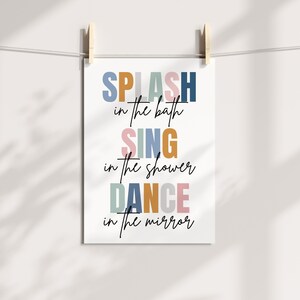 以下が含まれることがあります： カラフルな文字で「SPLASH in the bath SING in the shower DANCE in the mirror」と書かれた白い印刷可能なポスターです。