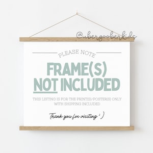 Puede incluir: Un cartel blanco con un marco de madera, colgado en una pared blanca. El cartel dice "PLEASE NOTE FRAME(S) NOT INCLUDED THIS LISTING IS FOR THE PRINT(S)/POSTER(S) ONLY WITH SHIPPING INCLUDED Thank you for visiting:)"