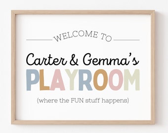 Peut inclure: Une pancarte encadrée avec le texte "Bienvenue dans la salle de jeux de Carter & Gemma (où les choses amusantes se produisent)". Le mot "Salle de jeux" est en grandes lettres colorées.