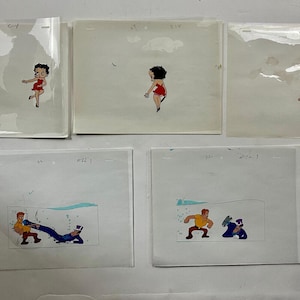 Könnte beinhalten: Vier weiße Animationszellen mit schwarzen Linien und Farbe. Die erste Zelle zeigt eine Comic-Frau in einem roten Kleid. Die zweite Zelle zeigt eine Comic-Frau in einem roten Kleid. Die dritte Zelle zeigt eine Comic-Frau in einem roten Kleid. Die vierte Zelle zeigt zwei Comic-Männer in einem blauen und gelben Outfit.