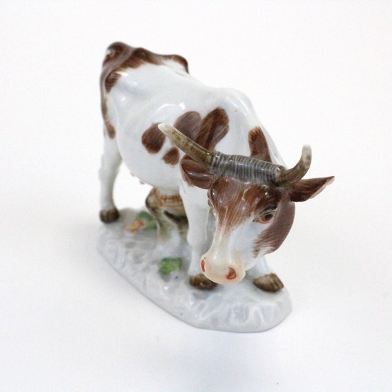 New Glass Collectible Holiday Spotted Cow Heifer with Holiday Wreath Figurine