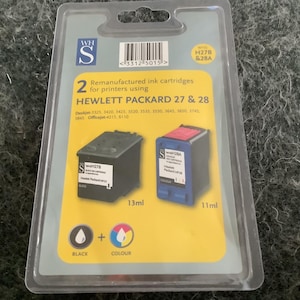 Op de afbeelding: Verpakking met twee gereviseerde inktcartridges voor Hewlett Packard printers, modellen 27 en 28. De cartridges zijn zwart en kleur, met respectievelijk 13 ml en 11 ml inkt.