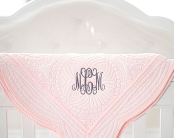 Courtepointe personnalisée pour bébé | Courtepointes pour bébé monogramme | Courtepointe pour bébé fille | Cadeaux de bébé personnalisés pour les filles | Couverture bébé monogrammée / Quilt Rose