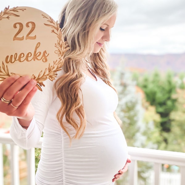 Pregnancy Milestone Signs | Weekly Pregnancy Wood Discs | Pregnancy Milestone Cards | Photo Props for Pregnancy Photos | Pregnancy Gift