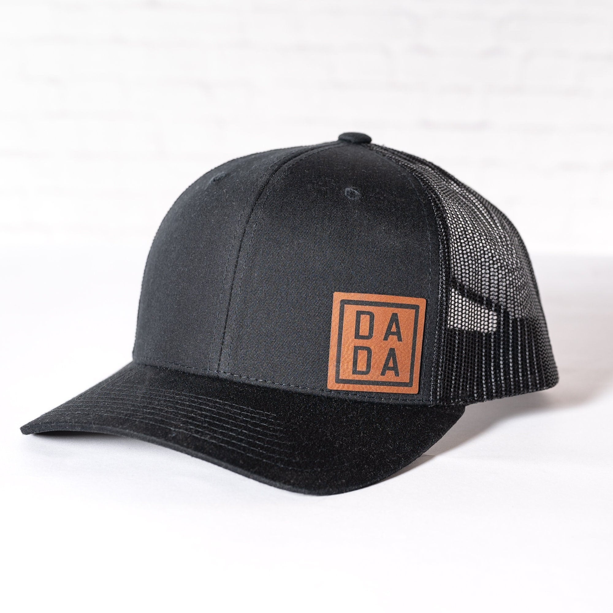 Cappello da camionista con toppa in pelle incisa al laser