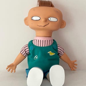 Puede incluir: Un letrero de madera hecho a mano con la palabra "Bienvenido" en una fuente juguetona. El letrero presenta un fondo blanco desgastado y un marco marrón oscuro, ideal para una puerta de entrada. El letrero mide aproximadamente 30 cm de ancho y 15 cm de alto.