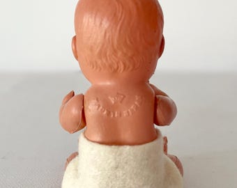 哺乳瓶付きセルロイド製赤ちゃん人形。高さ13cm。1940年代、占領下の