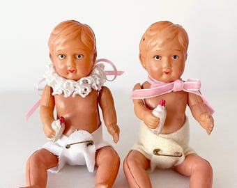 ヴィンテージのセルロイド製赤ちゃん人形2体と哺乳瓶 1940年代、占領下