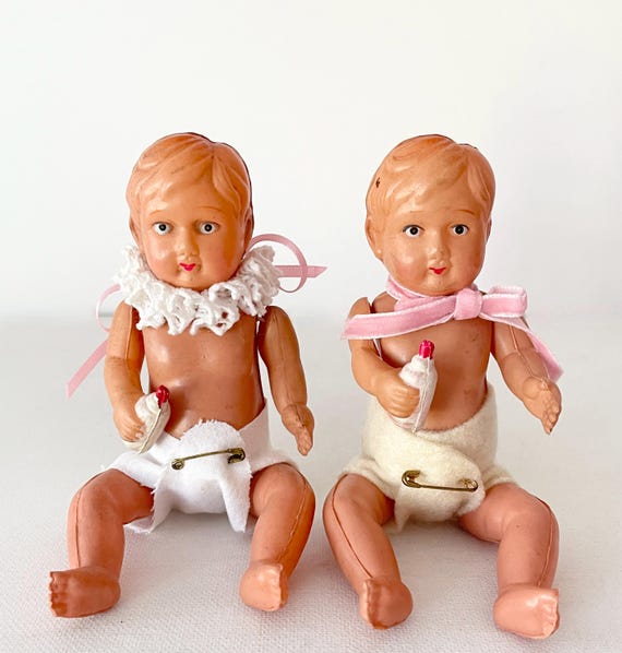 ヴィンテージのセルロイド製赤ちゃん人形2体と哺乳瓶 1940年代、占領下
