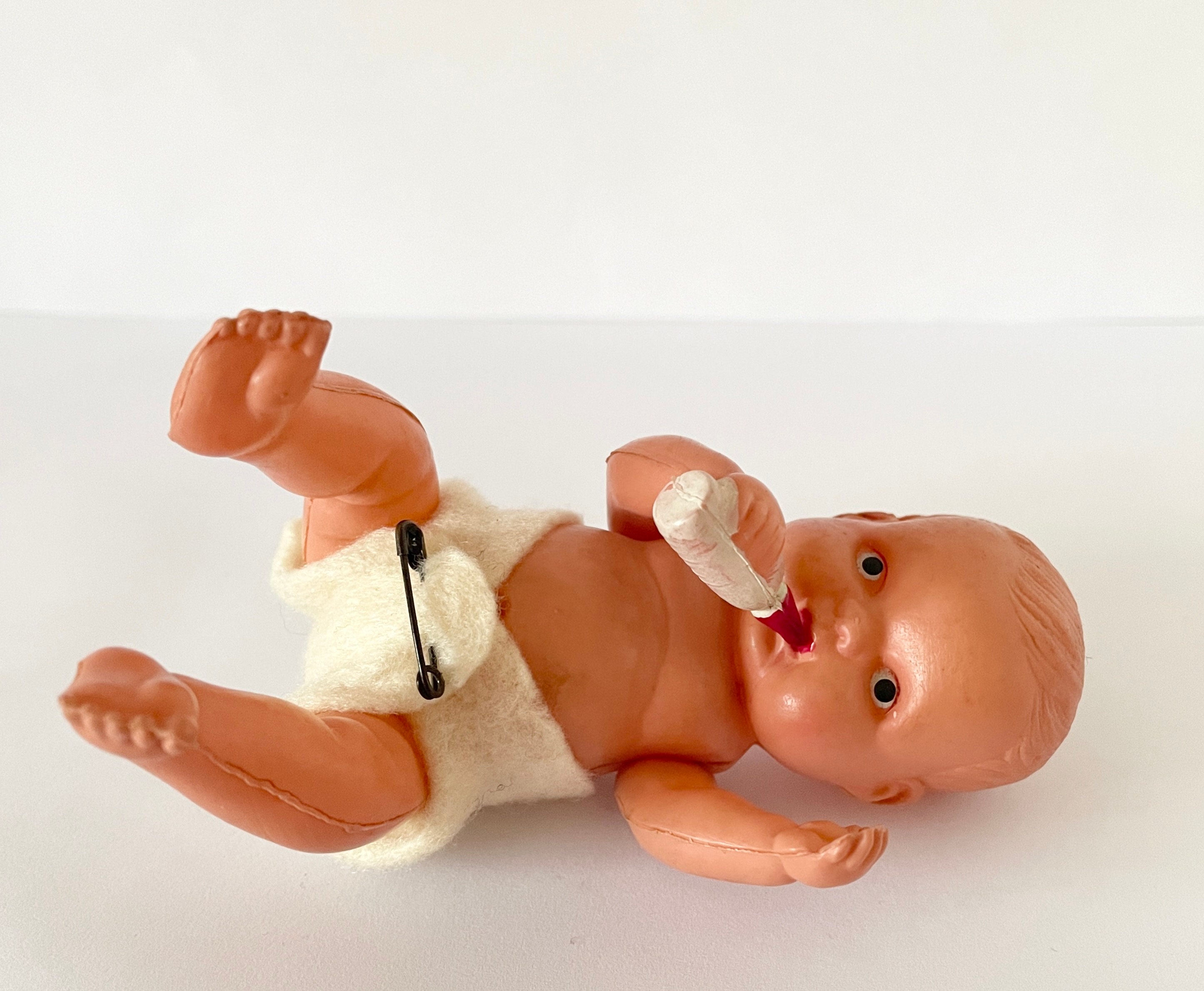 哺乳瓶付きセルロイド製赤ちゃん人形。高さ13cm。1940年代、占領下の 哺乳瓶付きセルロイド製赤ちゃん人形。高さ13cm。1940年代、占領下の
