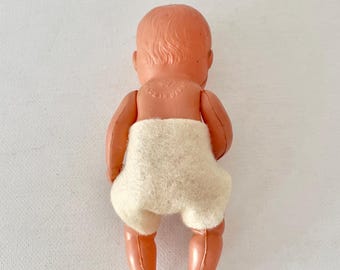 哺乳瓶付きセルロイド製赤ちゃん人形。高さ13cm。1940年代、占領下の