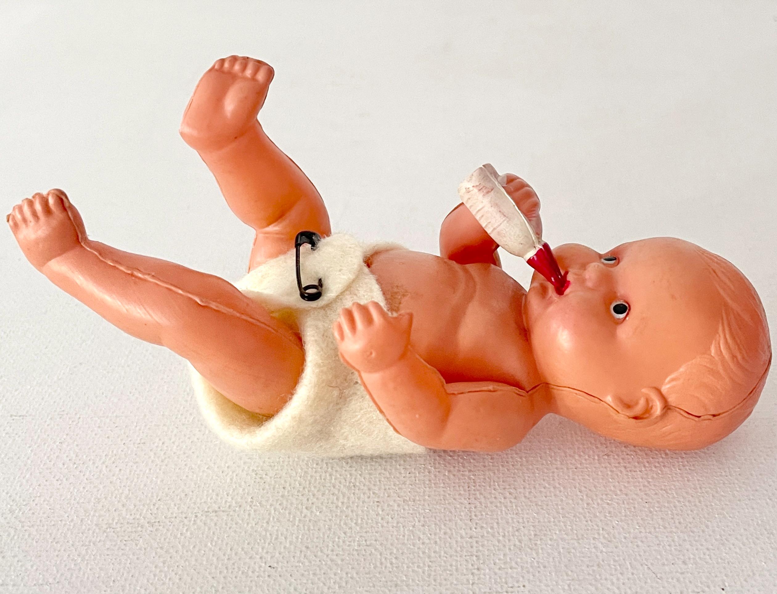 哺乳瓶付きセルロイド製赤ちゃん人形。高さ13cm。1940年代、占領下の