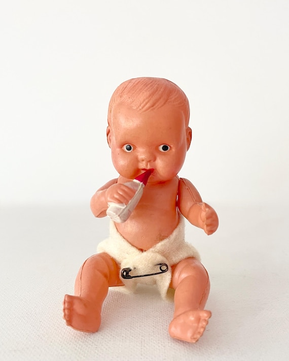 哺乳瓶付きセルロイド製赤ちゃん人形。高さ13cm。1940年代、占領下の