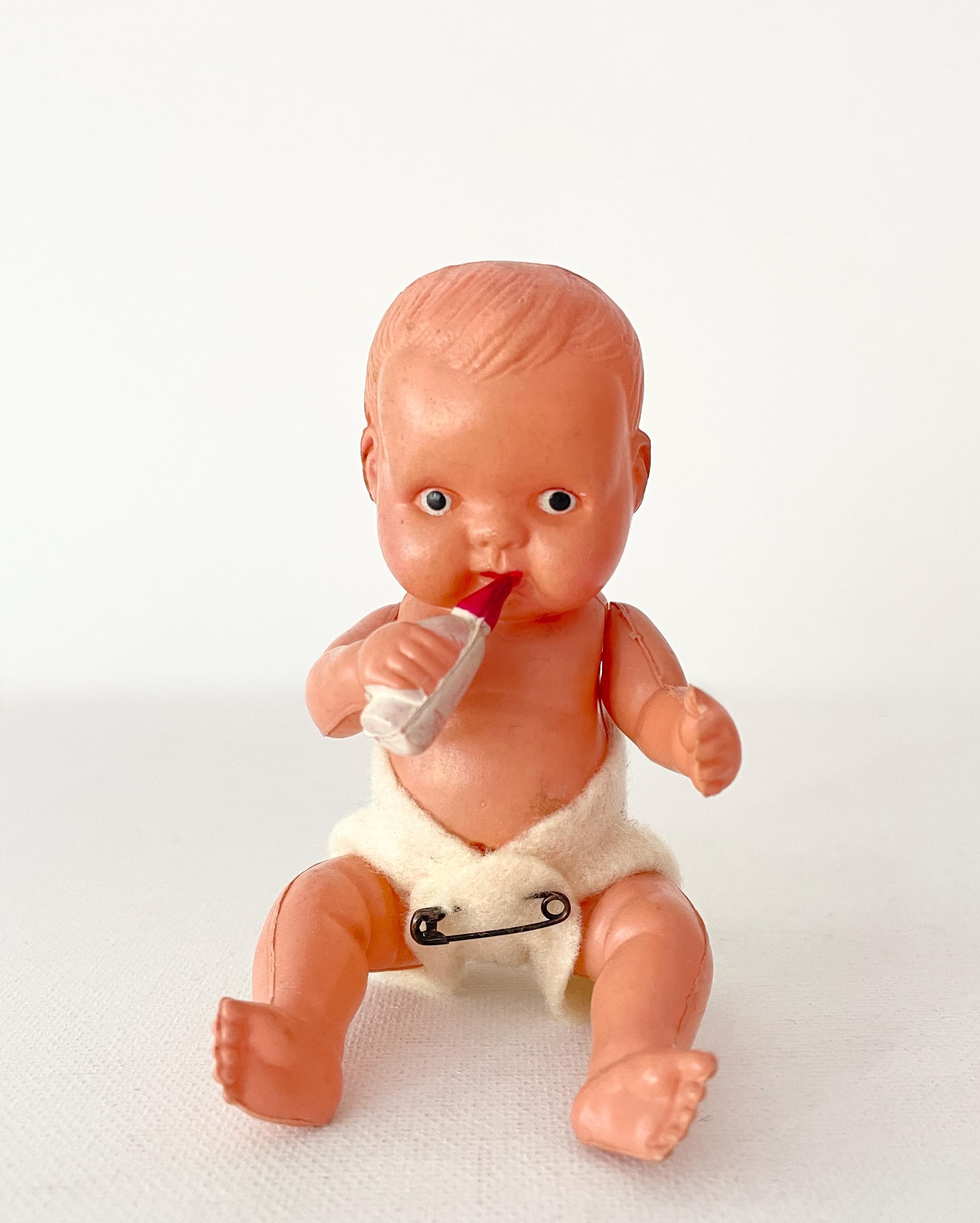 哺乳瓶付きセルロイド製赤ちゃん人形。高さ13cm。1940年代、占領下の