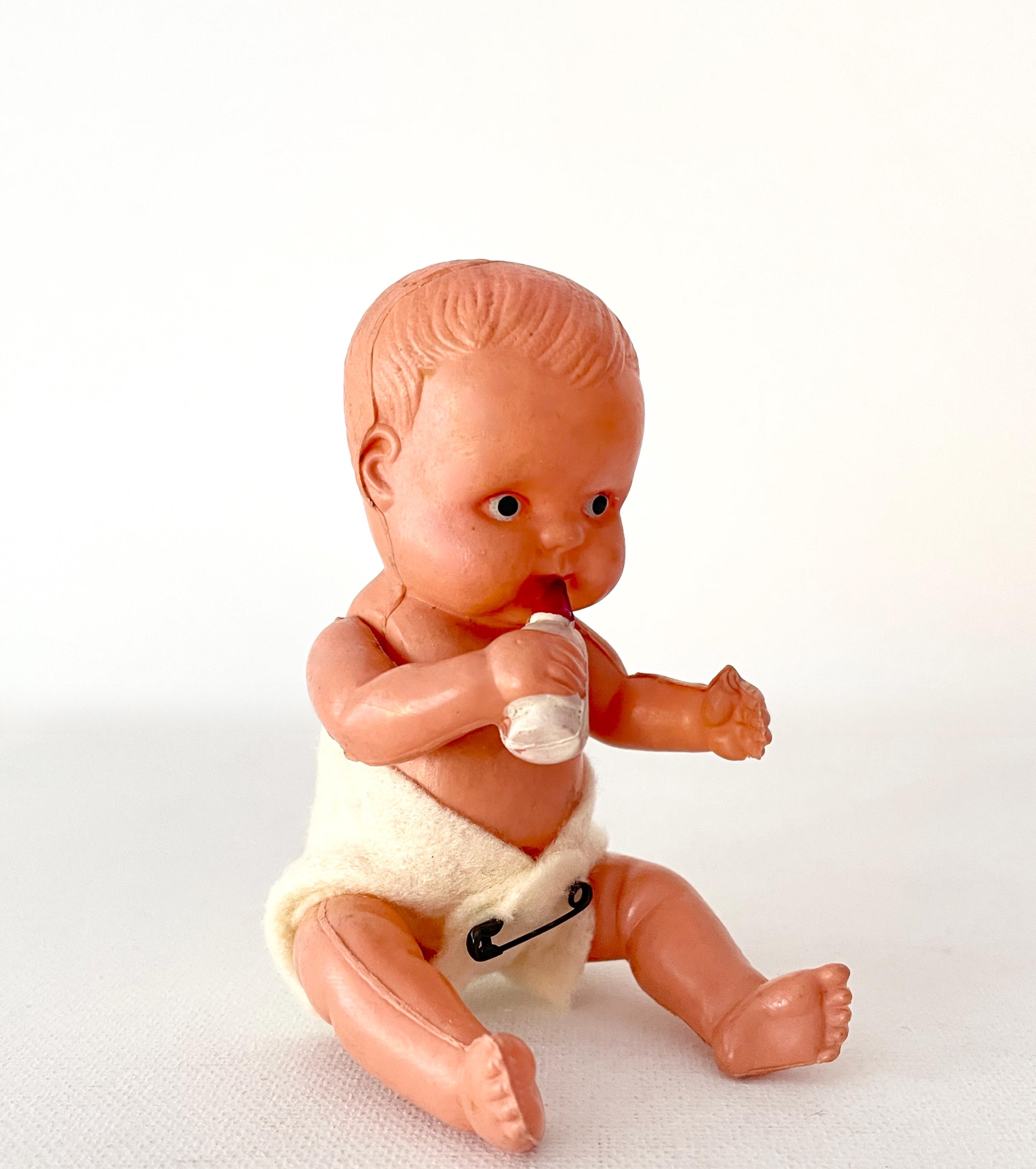 哺乳瓶付きセルロイド製赤ちゃん人形。高さ13cm。1940年代、占領下の