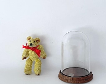 Orsetto di peluche in miniatura da 4 cm, realizzato a mano con scovolini, in una cupola di vetro. Completamente snodabile.