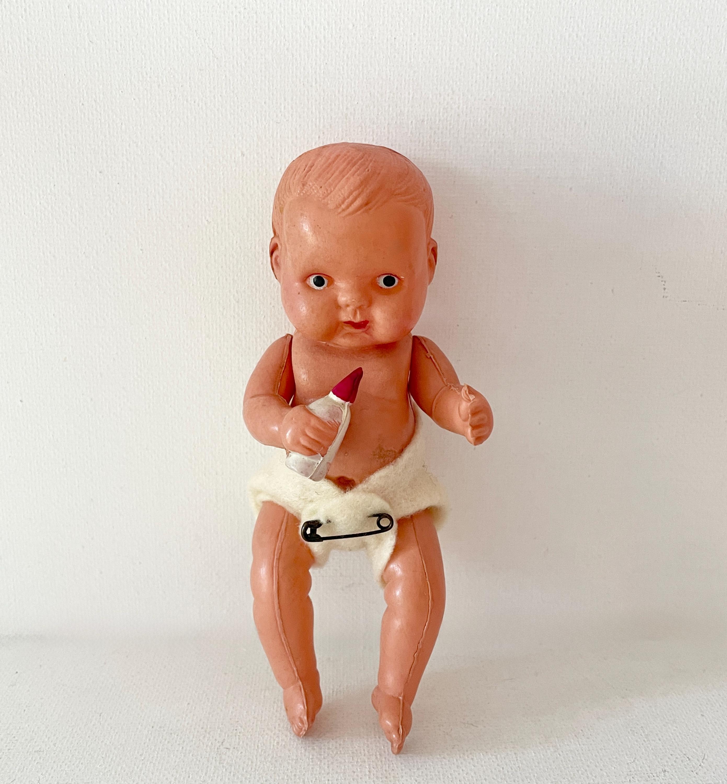 哺乳瓶付きセルロイド製赤ちゃん人形。高さ13cm。1940年代、占領下の