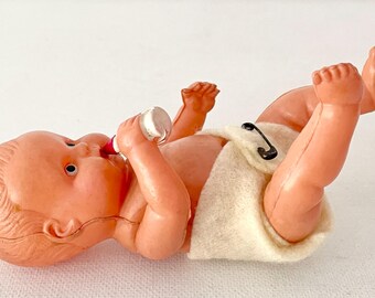 哺乳瓶付きセルロイド製赤ちゃん人形。高さ13cm。1940年代、占領下の