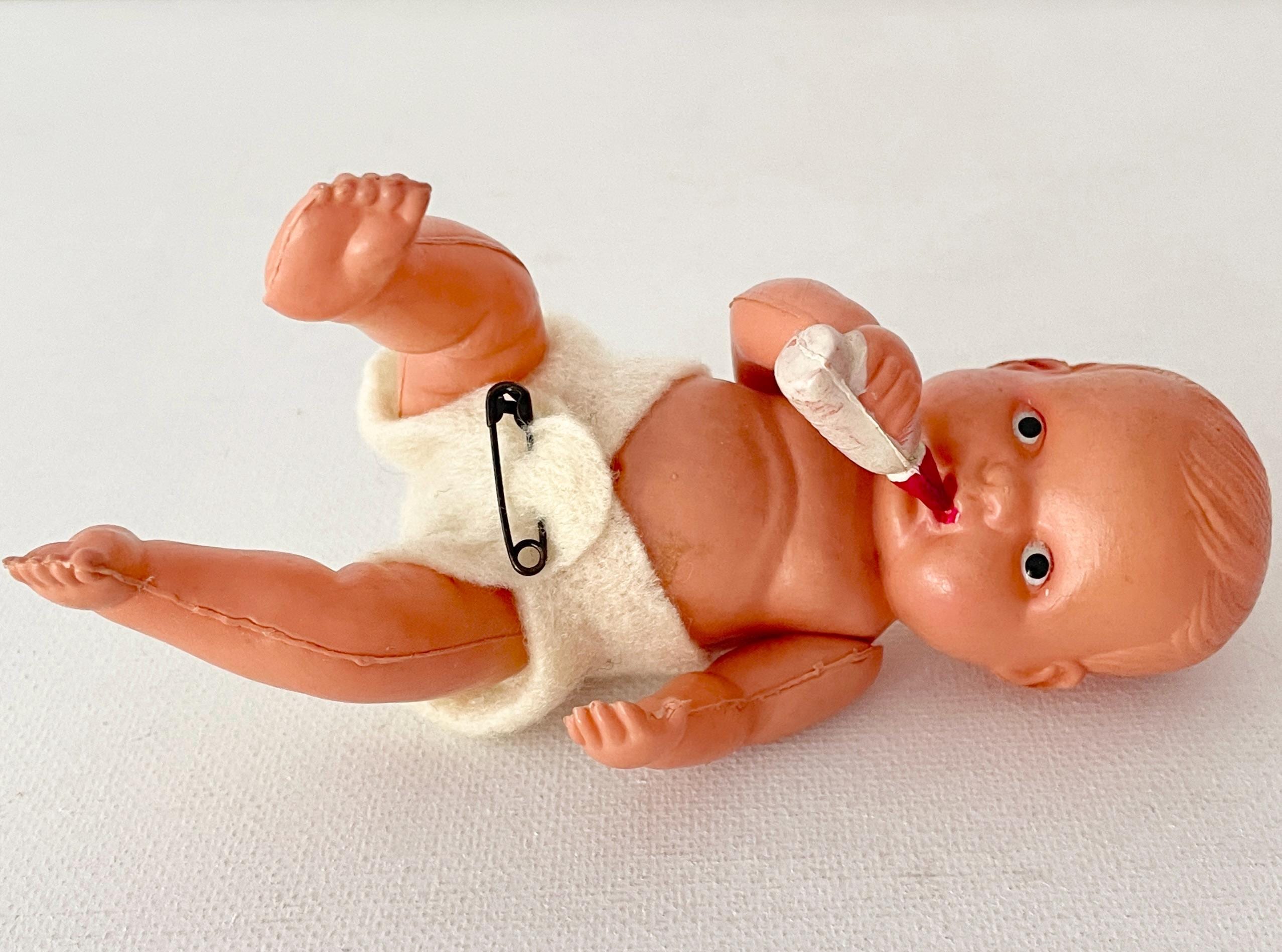哺乳瓶付きセルロイド製赤ちゃん人形。高さ13cm。1940年代、占領下の