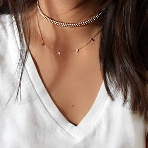 Collar personalizado con múltiples iniciales en oro macizo de 14 quilates • Collar MAMA. Idea de regalo para el Día de la Madre