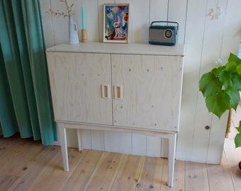 Dresser with 2 doors